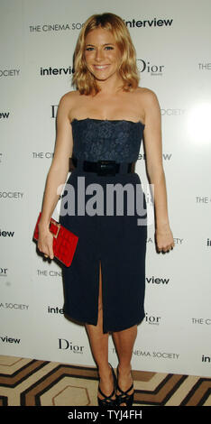 Schauspielerin Sienna Miller kommt für ein spezielles Screening von Ihrem neuen Film 'Interview' Die geschrieben wurde und von dem Schauspieler Steve Buscemi Regie und an der New Yorker Tribeca Grand Hotel am 11. Juli 2007 gezeigt. (UPI Foto/Ezio Petersen) Stockfoto