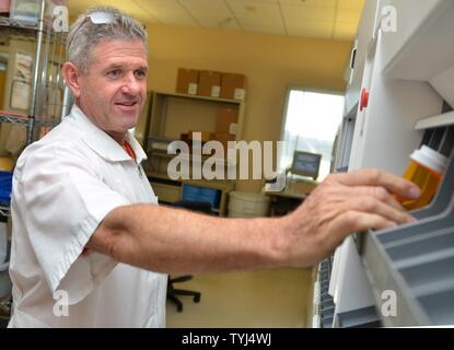 MAYPORT, Fla (Nov. 10, 2016) - Louis Guarno, ein Apotheker in der Branche Gesundheit Klinik (NBHC) Mayport, ruft Rezept in der Apotheke des Patienten. NBHC Mayport ist einer von sechs Gesundheit Naval Hospital (NH) Jacksonville's Care Einrichtungen in Florida und Georgia entfernt. Sechs Einrichtungen des Befehls füllen über 1,111,500 Verordnungen pro Jahr. Stockfoto