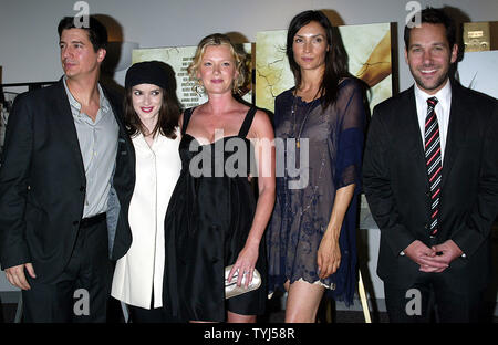 (L - R) Ken Marino, Winona Ryder, Gretchen Mol, Famke Janssen und Paul Rudd kommen für die Premiere ihres neuen Films "Die Zehn" in der DGA-Theater in New York am 23. Juli 2007. (UPI Foto/Laura Cavanaugh) Stockfoto