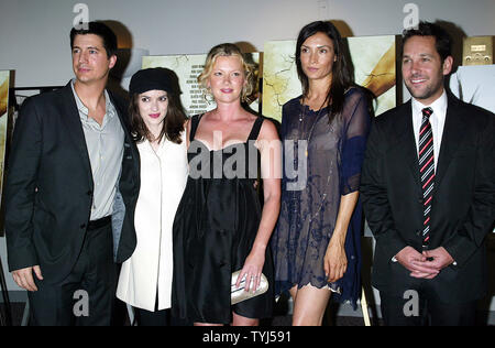 (L - R) Ken Marino, Winona Ryder, Gretchen Mol, Famke Janssen und Paul Rudd kommen für die Premiere ihres neuen Films "Die Zehn" in der DGA-Theater in New York am 23. Juli 2007. (UPI Foto/Laura Cavanaugh) Stockfoto