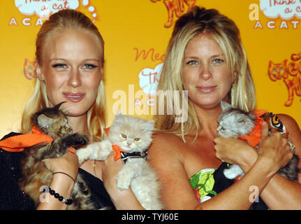 CariDee Englisch, America's Next Top Model Sieger stellt mit Model Rachel Hunter (R) beim Spielen mit verschiedenen Katzen an der Meow Mix Akademie Partei in New York am 20. August 2007. (UPI Foto/Ezio Petersen) Stockfoto