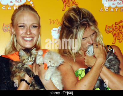 CariDee Englisch, America's Next Top Model Sieger stellt mit Model Rachel Hunter (R) beim Spielen mit verschiedenen Katzen an der Meow Mix Akademie Partei in New York am 20. August 2007. (UPI Foto/Ezio Petersen) Stockfoto