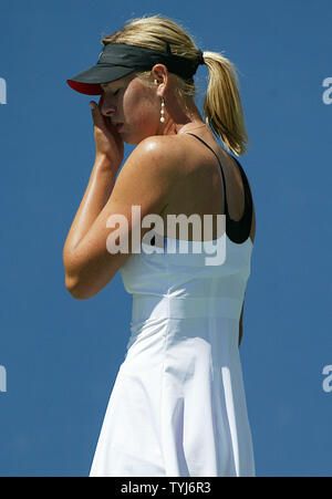 Maria Sharapova von Russland spielt gegen Agnieszka Radwanska von Polen in Runde drei der US Open am USTA Billie Jean King National Tennis Center in Flushing Meadows-Corona Park in New York am 1. September 2007. Sharapova verloren zu Radwanska 6-4, 1-6, 6-2. (UPI Foto/Laura Cavanaugh) Stockfoto