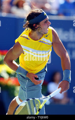 Rafael Nadal trifft einen in seiner dritten Runde gegen gegen Jo-Wilfried Tsonga am Tag 7 bei den US Open in New York City dienen am 2. September 2007. Rafael Nadal besiegte Jo-Wilfried Tsonga 7-6, 6-2, 6-1. (UPI Foto/John angelillo) Stockfoto