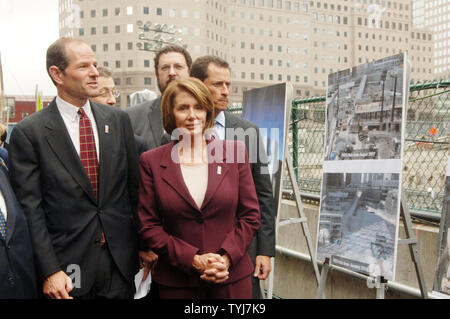 Sprecher des Repräsentantenhauses Nancy Pelosi und New Yorker Gouverneur Eliot Spitzer Blick über die letzten Bilder von Ground Zero nach einer Tour der Bau, die am World Trade Center in New York am 10. September 2007. (UPI Foto/Ezio Petersen) Stockfoto