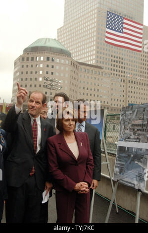 Sprecher des Repräsentantenhauses Nancy Pelosi und New Yorker Gouverneur Eliot Spitzer Blick über die letzten Bilder von Ground Zero nach einer Tour der Bau, die am World Trade Center in New York am 10. September 2007. (UPI Foto/Ezio Petersen) Stockfoto