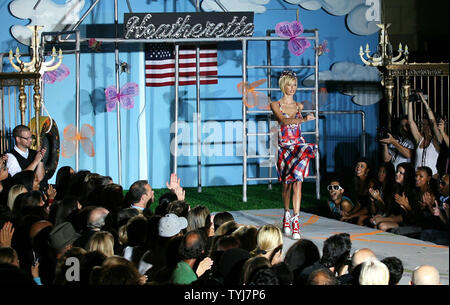 Schauspielerin/model Jenna Jameson Spaziergänge auf der Startbahn am Heatherette Fashion Show im Frühjahr 2008 Kollektionen der Mercedes-Benz Fashion Week am Bryant Park in New York City am 11. September 2007. (UPI Foto/John angelillo) Stockfoto