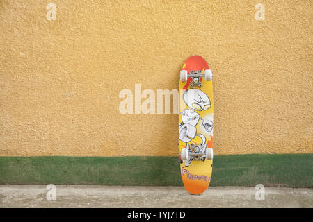 Skateboard an einer Wand. Verwendet Skateboard. Stockfoto