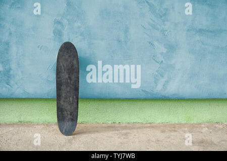 Skateboard an einer Wand. Verwendet Skateboard. Stockfoto