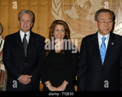 Vereinten Nationen Bote des Friedens der Schauspieler Michael Douglas (L) Hört sich UN-Generalsekretär Ban Ki-moon (R) Willkommen Prinzessin Haya Bint Al Hussein von Jordanien, in einer Feierstunde begrüßte sie zu Boten des Friedens der Vereinten Nationen in New York am 21. September 2007. (UPI Foto/Ezio Petersen) Stockfoto