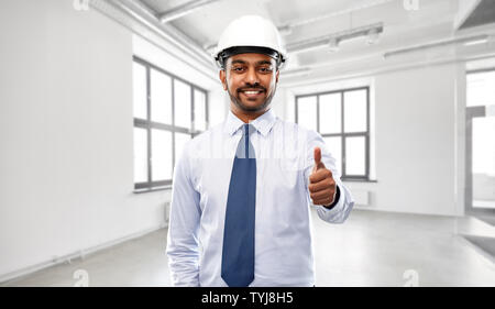 Architekt oder Geschäftsmann in Helm zeigt Daumen hoch Stockfoto