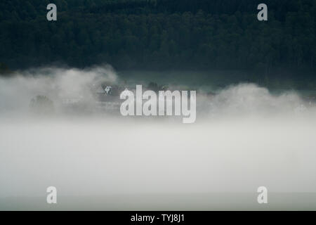 Neblige Landschaft, Blick auf Bodenfelde, Landkreis Northeim, Niedersachsen, Deutschland, Europa Stockfoto
