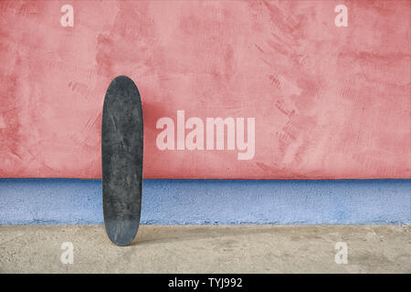 Skateboard an einer Wand. Verwendet Skateboard. Stockfoto