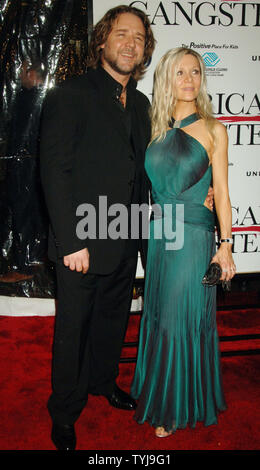 Schauspieler Russell Crowe und seine Frau Danielle Spencer an der Weltpremiere für seinen neuen Film American Gangster im Apollo Theater in New York am 19. Oktober 2007. (UPI Foto/Ezio Petersen) Stockfoto