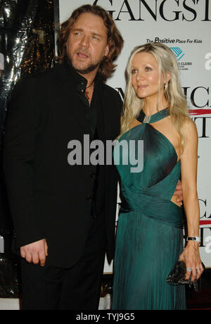 Schauspieler Russell Crowe und seine Frau Danielle Spencer an der Weltpremiere für seinen neuen Film American Gangster im Apollo Theater in New York am 19. Oktober 2007. (UPI Foto/Ezio Petersen) Stockfoto