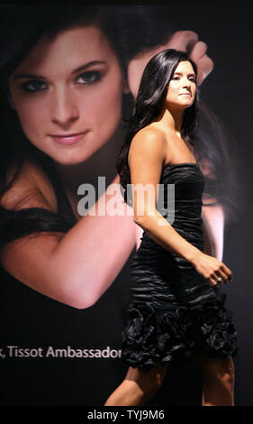 Danica Patrick zeigt eine Tissot Uhr auf der Landebahn bei einer Fashion Show bei Macy's in New York City am 24. Oktober 2007. (UPI Foto/John angelillo) Stockfoto