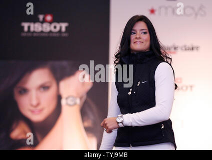 Danica Patrick zeigt eine Tissot Uhr auf der Landebahn bei einer Fashion Show bei Macy's in New York City am 24. Oktober 2007. (UPI Foto/John angelillo) Stockfoto