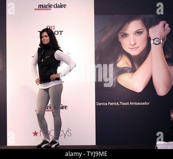 Danica Patrick zeigt eine Tissot Uhr auf der Landebahn bei einer Fashion Show bei Macy's in New York City am 24. Oktober 2007. (UPI Foto/John angelillo) Stockfoto