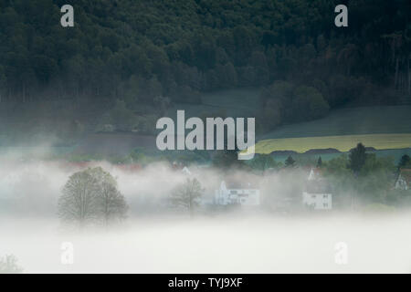 Neblige Landschaft, Blick auf Bodenfelde, Landkreis Northeim, Niedersachsen, Deutschland, Europa Stockfoto