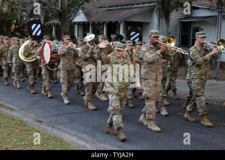 Chief Warrant Officer 3 Jared DeLaney, Kommandant der 3. Infanterie Division band Wellen bei Kindern als er marschiert im Liberty County Veterans Day Parade in Hinesville, Ga, 11. November 2016. Die 3.-ID Soldaten vertreten Active Duty Veteranen während der Parade. Stockfoto