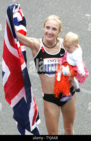 Paula Radcliffe Großbritannien feiert mit Fahne in der einen Hand und ihre Tochter Isla in den anderen nach dem Gewinn der Frauen Abteilung der New York City Marathon mit einer Zeit von 2:23:09 Am 4. November 2007 in New York. Der 26,2-Meile Rennen Reisen durch fünf Stadtbezirke mit geschätzten 39.000 Teilnehmern. (UPI Foto/Monika Graff). Stockfoto