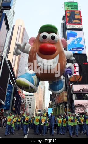 Die gesunde Mr. Potato Head Ballon schwimmt hinunter zum Herald Square während der Macy 81st jährliche Thanksgiving Day Parade in New York City am 22. November 2007. (UPI Foto/John angelillo) Stockfoto