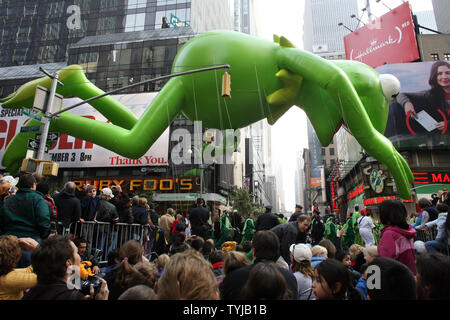Die Kermit der Frosch Ballon schwimmt hinunter zum Herald Square während der Macy 81st jährliche Thanksgiving Day Parade in New York City am 22. November 2007. (UPI Foto/John angelillo) Stockfoto