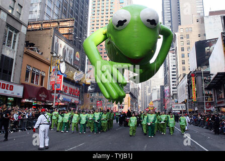 Die Kermit der Frosch Ballon schwimmt hinunter zum Herald Square während der Macy 81st jährliche Thanksgiving Day Parade in New York City am 22. November 2007. (UPI Foto/John angelillo) Stockfoto
