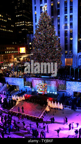 Das Rockefeller Center Christmas Tree ist aglow nach dem Baum Beleuchtung Zeremonie am Rockefeller Center am 28. November 2007 in New York City. Die 84 Meter hohe Fichte wird von 30.000 Licht emittierende Dioden, die die Hälfte der Elektrizität von konventionellen Glühlampen verwenden. (UPI Foto/Monika Graff). Stockfoto