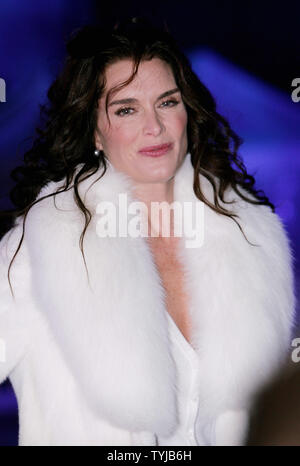Brooke Shields besucht die Zeremonie 75 Weihnachtsbaum am Rockefeller Center am 28. November 2007 in New York City. Die 84 Meter hohe Fichte wird von 30.000 Licht emittierende Dioden, die die Hälfte der Elektrizität von konventionellen Glühlampen verwenden. (UPI Foto/Monika Graff). Stockfoto