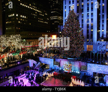 Das Rockefeller Center Christmas Tree ist aglow nach dem Baum Beleuchtung Zeremonie am Rockefeller Center am 28. November 2007 in New York City. Die 84 Meter hohe Fichte wird von 30.000 Licht emittierende Dioden, die die Hälfte der Elektrizität von konventionellen Glühlampen verwenden. (UPI Foto/Monika Graff). Stockfoto