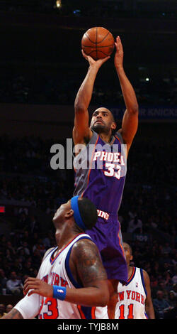Phoenix Suns Grant Hill schießt ein Sprung im zweiten Quartal Schuß gegen die New York Knicks im Madison Square Garden in New York City am 2. Dezember 2007. Die Phoenix Suns besiegten die New York Knicks 115-104. (UPI Foto/John angelillo) Stockfoto