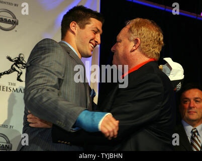 Universität von Florida Quarterback, Tim Tebow, Umarmungen seiner High School Football Trainer Craig Howard im Hard Rock Cafe in New York City am 8. Dezember 2007. Tim Tebow wird der erste sophomore Die Heisman Trophy, die je in 73 Jahren zu gewinnen. (UPI Foto/John angelillo) Stockfoto