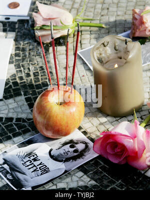 Fotos, Kerzen und Blumen auf der "Stellen Sie sich vor, Sie "Mosaik" als Fans von ex-Beatle Sänger und Songwriter John Lennon sammeln Hommage an ihn bei Strawberry Fields in Central Park pay am 27. Jahrestag seines Todes am 8. Dezember 2007 in New York. Lennon wurde von deranged Ventilator Mark David Chapman vor dem Dakota Building, wo Lennon über der Straße vom Park lebte erschossen. (UPI Foto/Monika Graff) Stockfoto