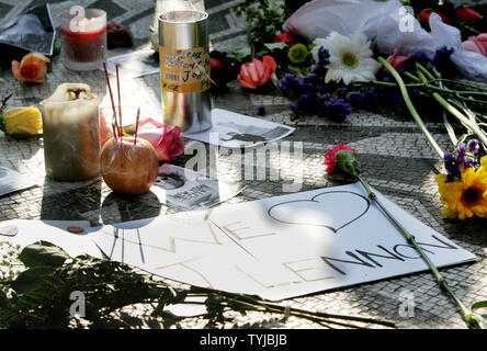 Poster, Blumen und andere Gegenstände auf dem "Imagine" Mosaik als Fans von ex-Beatle Sänger und Songwriter John Lennon sammeln Hommage an ihn bei Strawberry Fields in Central Park pay am 27. Jahrestag seines Todes am 8. Dezember 2007 in New York. Lennon wurde von deranged Ventilator Mark David Chapman vor dem Dakota Building, wo Lennon über der Straße vom Park lebte erschossen. (UPI Foto/Monika Graff) Stockfoto