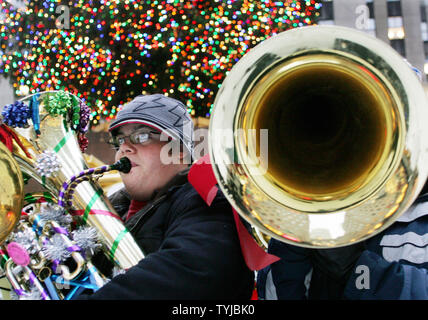Vierhundert und dreiundsechzig Tubisten im Tubachristmas Konzert am Rockefeller Center teilnehmen am 9. Dezember 2007 in New York. Die tuba Konzerte, die 1974 begann, um das Land an verschiedenen Terminen. (UPI Foto/Monika Graff) Stockfoto