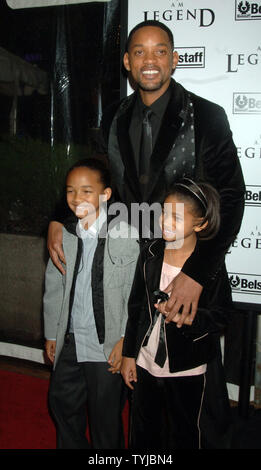 Schauspieler Will Smith und seine Töchter Jaden (L) und Weide (wer erscheint im Film) kommen für die New Yorker Premiere der Film ist ihr Vater "Ich bin Legende" im Madison Square Garden Theater am 11. Dezember 2007. (UPI Foto/Ezio Petersen) Stockfoto