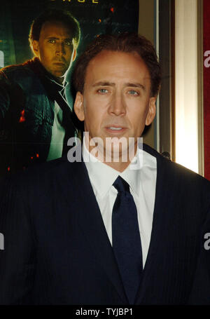Schauspieler Nicolas Cage kommt für die Premiere ihres neuen Films "nationalen Schatz: Buch der Geheimnisse" an der New Yorker Ziegfeld Theater am 13. Dezember 2007. (UPI Foto/Ezio Petersen) Stockfoto