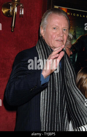 Schauspieler Jon Voight kommt für die Premiere seines neuen Filmes "nationalen Schatz: Buch der Geheimnisse" an der New Yorker Ziegfeld Theater am 13. Dezember 2007. (UPI Foto/Ezio Petersen) Stockfoto