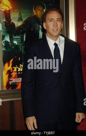 Schauspieler Nicolas Cage kommt für die Premiere seines neuen Filmes "nationalen Schatz: Buch der Geheimnisse" an der New Yorker Ziegfeld Theater am 13. Dezember 2007. (UPI Foto/Ezio Petersen) Stockfoto