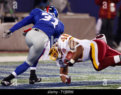 Washington Redskins Ladell Betts (46) Tauchgänge für einen 14 Yard Touchdown Vergangenheit New York Giants Aaron Ross im zweiten Quartal im Giants Stadium in East Rutherford, New Jersey am 16. Dezember 2007. (UPI Foto/John angelillo) Stockfoto