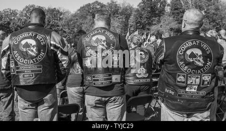 Mitglieder der Bekämpfung Tierärzte Gemeinschaftsstand während der 35. ordentlichen Veteran Tag Festakt in Quantico National Cemetery, Dreieck, Va., Nov. 11, 2016. Kommandant des Marine Corps Gen. Robert B. NELLER an der Zeremonie als Ehrengast. Stockfoto