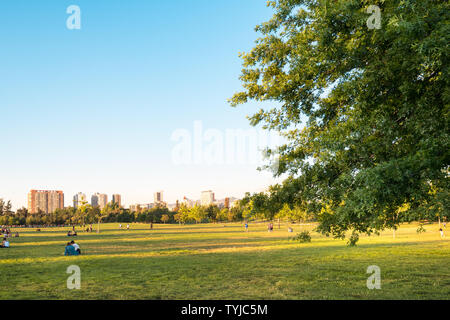 Region Metropolitana, Santiago, Chile - Leute genießen ein Sommerabend in Parque O'Higgins in der Innenstadt. Stockfoto