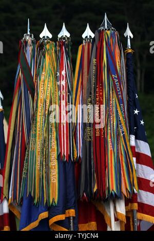 Die Schlacht Luftschlangen aus der U.S. Coast Guard 14. Bezirk, US Pacific Air Kräfte, der US-Pazifikflotte, US Marine Corps Forces, Pazifik, und US-Armee Pacific Command sind während der 2016 Governor's Veterans Day Zeremonie an der Hawaii State Veteran-kirchhof in Kaneohe, Hawaii, Nov. 11, 2016 angezeigt. Das Thema der Veranstaltung war "Veteranen: Aus Liebe zu Land, sie serviert", die eine Parade von Fahnen, Präsentation von floralen leis und Musik aus der 111 Oklahoma Army National Guard Band enthalten. Stockfoto