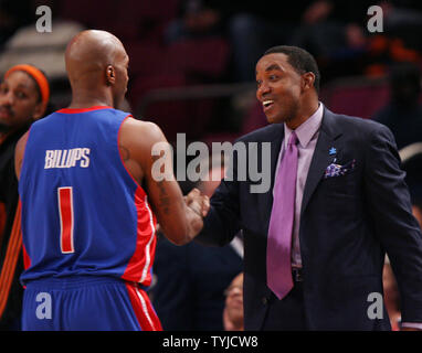 New York Knicks Head Coach Isiah Thomas grüßt Detroit Pistons Chauncey Billups, bevor das Spiel im Madison Square Garden in New York City am 13. Januar 2008. Die Knicks besiegt die Kolben 89-65. (UPI Foto/John angelillo) Stockfoto