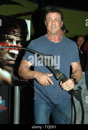 Schauspieler Sylvester Stallone erscheint im Planet Hollywood in New York Pfeil und Bogen, die er in seinem neuesten Film "Rambo" am 17. Januar 2008 verwendet. (UPI Foto/Ezio Petersen)
