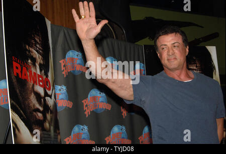 Schauspieler Sylvester Stallone erscheint im Planet Hollywood in New York Pfeil und Bogen, die er in seinem neuesten Film "Rambo" am 17. Januar 2008 verwendet. (UPI Foto/Ezio Petersen)