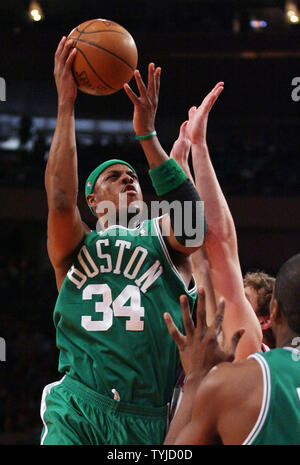 Boston Celtics Paul Pierce Drives zum Korb im ersten Viertel gegen die New York Knicks im Madison Square Garden in New York City am 21. Januar 2008. (UPI Foto/John angelillo). Stockfoto