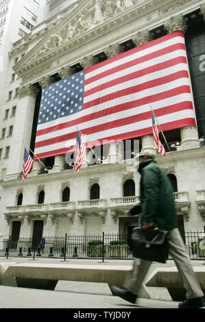 Händler führen ihre Geschäfte auf dem Parkett der New York Stock Exchange als stocks Rebound ein wenig von ihren frühen Morgen stürzen Nach der Nachricht, dass die Federal Reserve die Leitzinsen um 0,75 Prozentpunkte gesenkt hat als Rezession befürchtet in New York City wachsen. (UPI Foto/Monika Graff)... Stockfoto