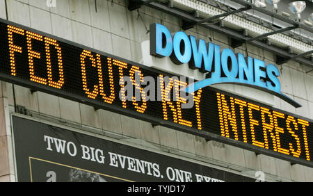 Ein elektronisches Zeichen in Times Square zeigt die Nachricht, dass die Federal Reserve die Leitzinsen um 0,75 Prozentpunkte gesenkt hat, während Aktien an der Wall Street tauchen als Rezession befürchtet in New York City wachsen. (UPI Foto/Monika Graff) Stockfoto